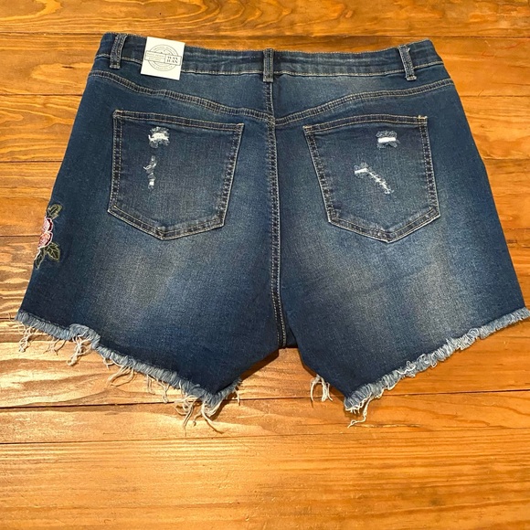 Women's Plus Size 1XL flower embroided Curvy Denim Jean Ripped Shorts Wax Jeans - Picture 7 of 15